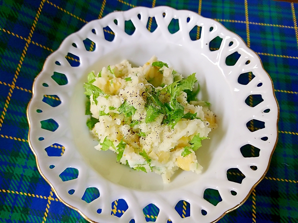 白い皿に盛られたわさび菜のポテトサラダ