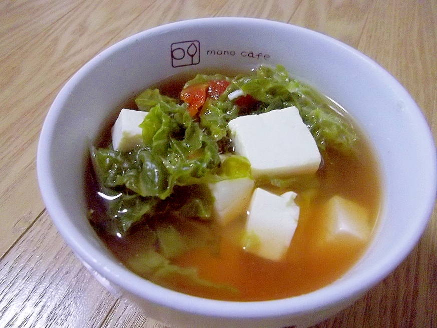 白いスープカップに入った白菜と豆腐のトマトスープ