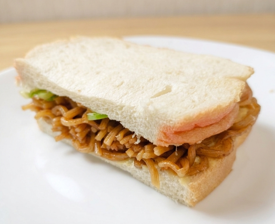ランチに【焼きそばサンド】