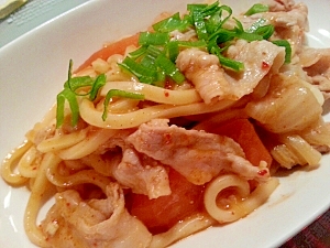 白い皿に盛られたキムチ鍋の焼きうどん