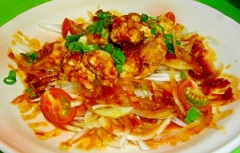 牛ホルモンの唐揚げオニオンサラダ仕立てピリ辛ソース