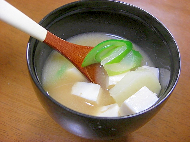 7. 豆腐とじゃがいもの味噌汁