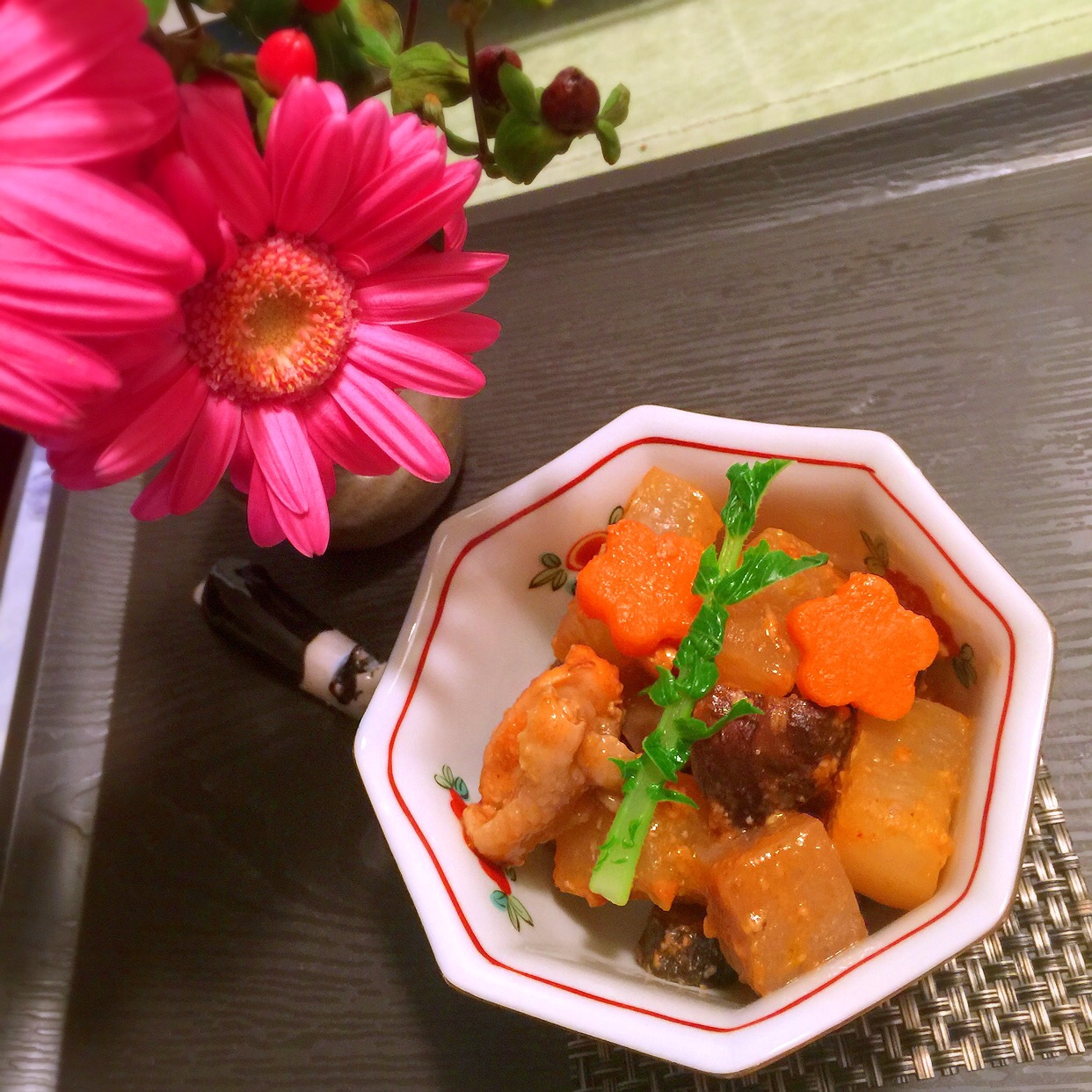八角形の小鉢に盛りつけられた手羽トロと根菜の韓国風コチュジャン煮