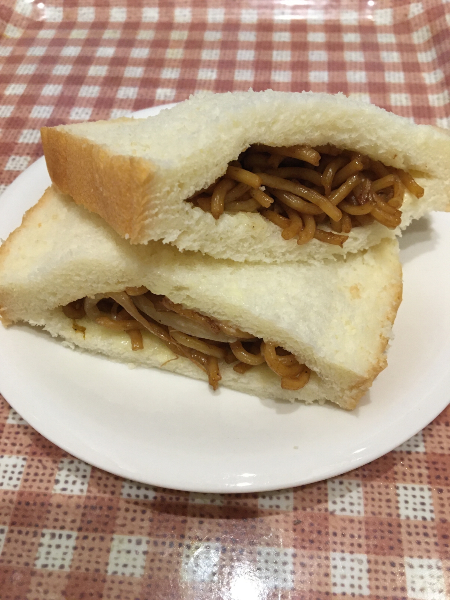 余った焼きそばを使って☆焼きそばサンド♪