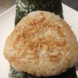 冷凍保存で夜食にぴったりおかかチーズ焼きおにぎり