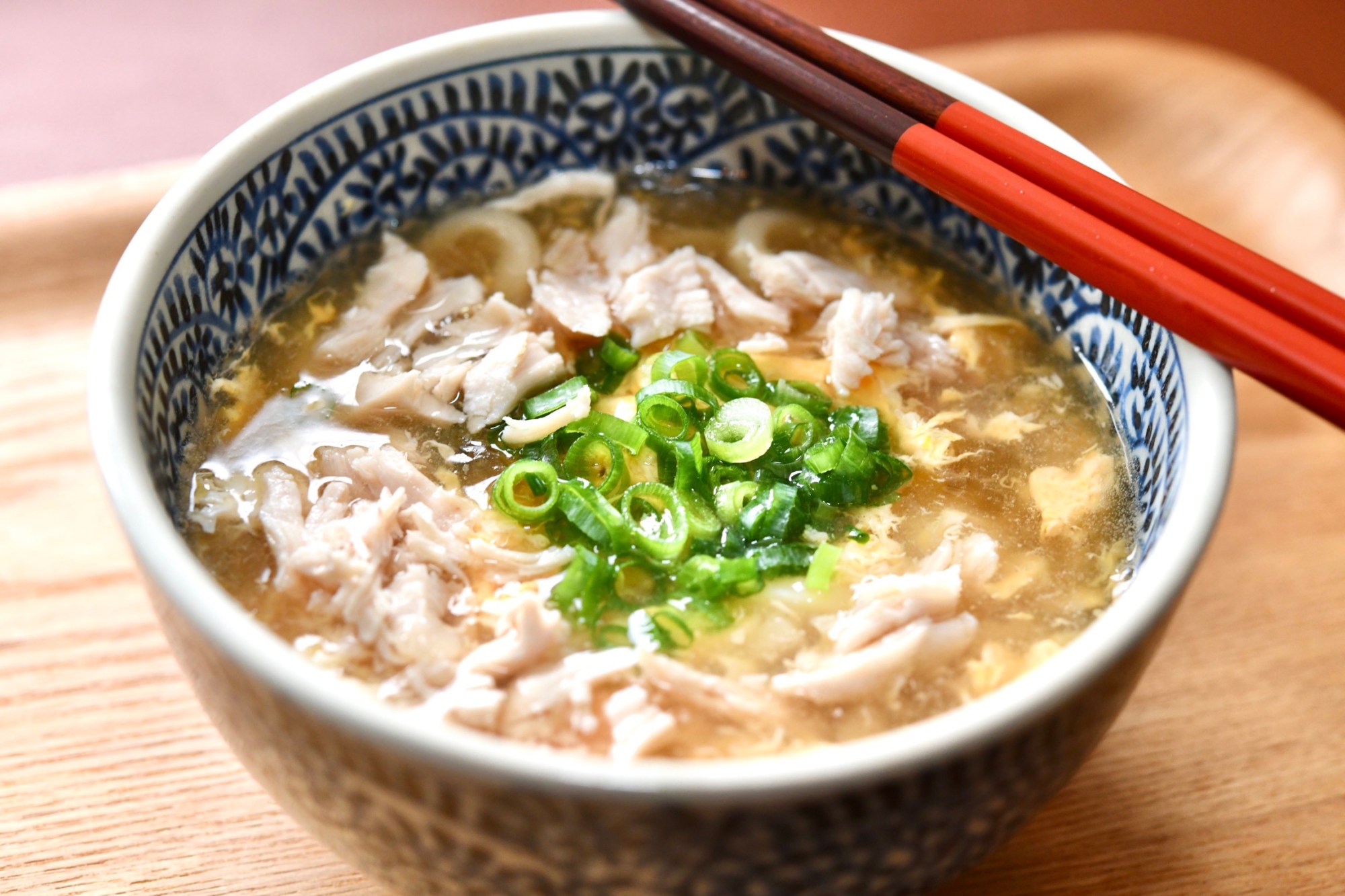 柄入りの丼に盛られているささみと卵のあんかけうどん