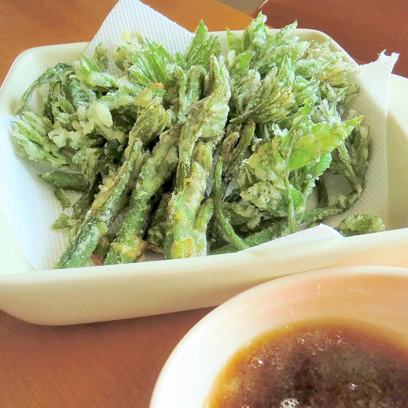 白い器に盛り付けたウドの天ぷら