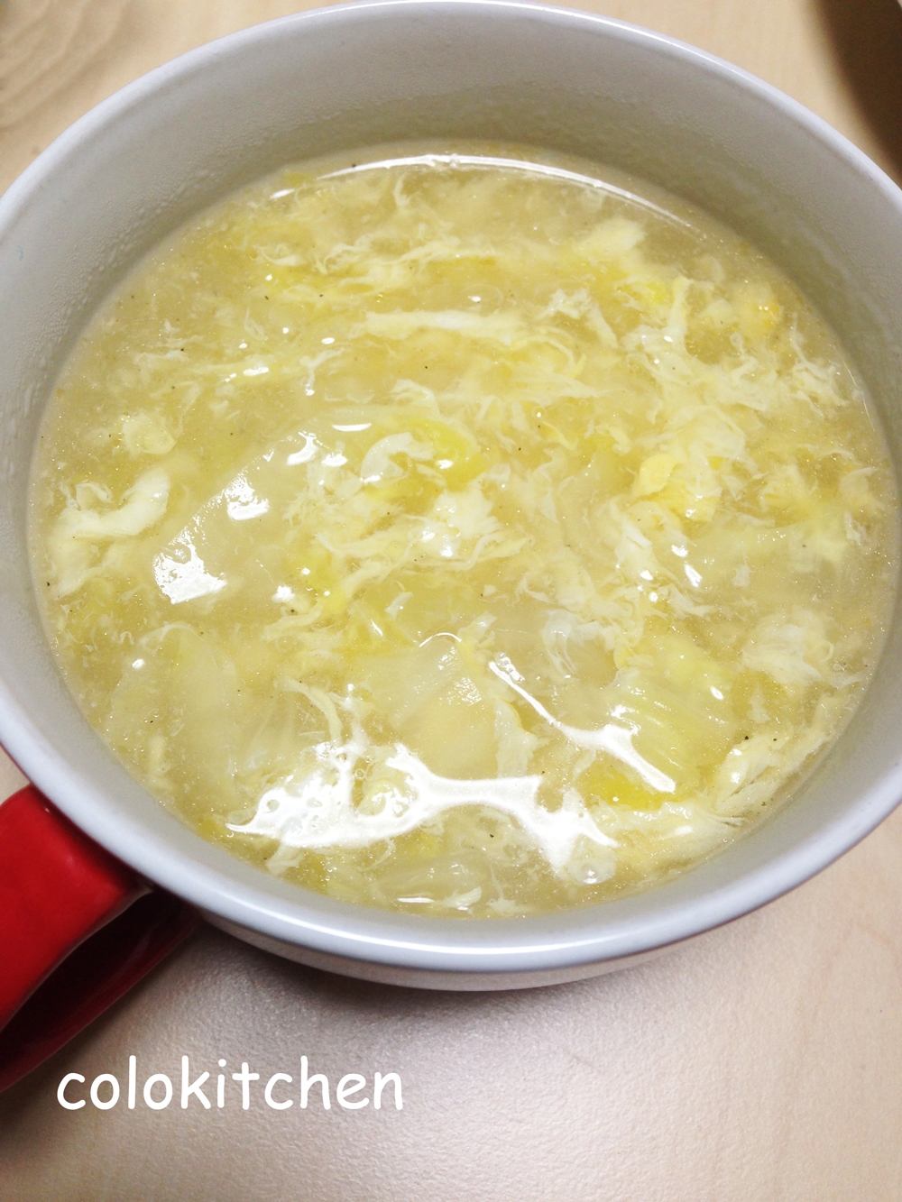 白い器に入った、白菜と卵の中華スープ