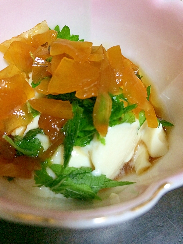 福神漬けと大葉の麺つゆ豆腐