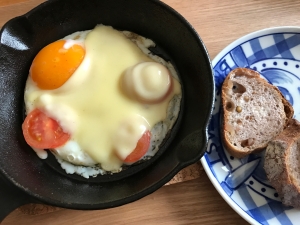 スキレットでミニトマトとチーズの目玉焼き レシピ 作り方 By ボンド子 楽天レシピ