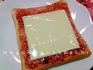 苺ジャムとスライスチーズのサンドイッチ レシピ 作り方 By もぐもぐばばち 楽天レシピ