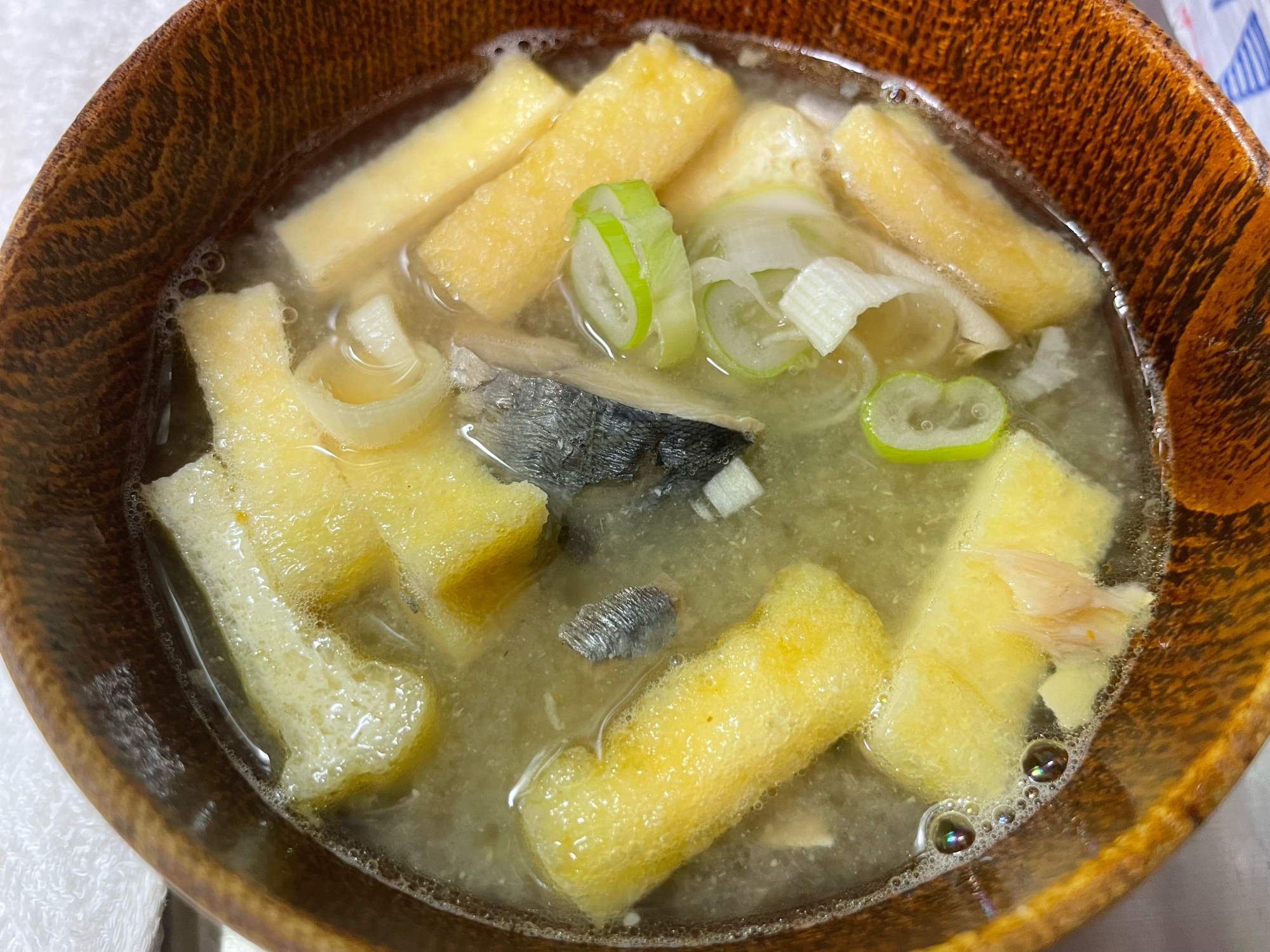 サバ水煮缶・油揚げで作るお味噌汁
