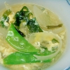 絹さやと玉ねぎ、ワカメの中華スープ