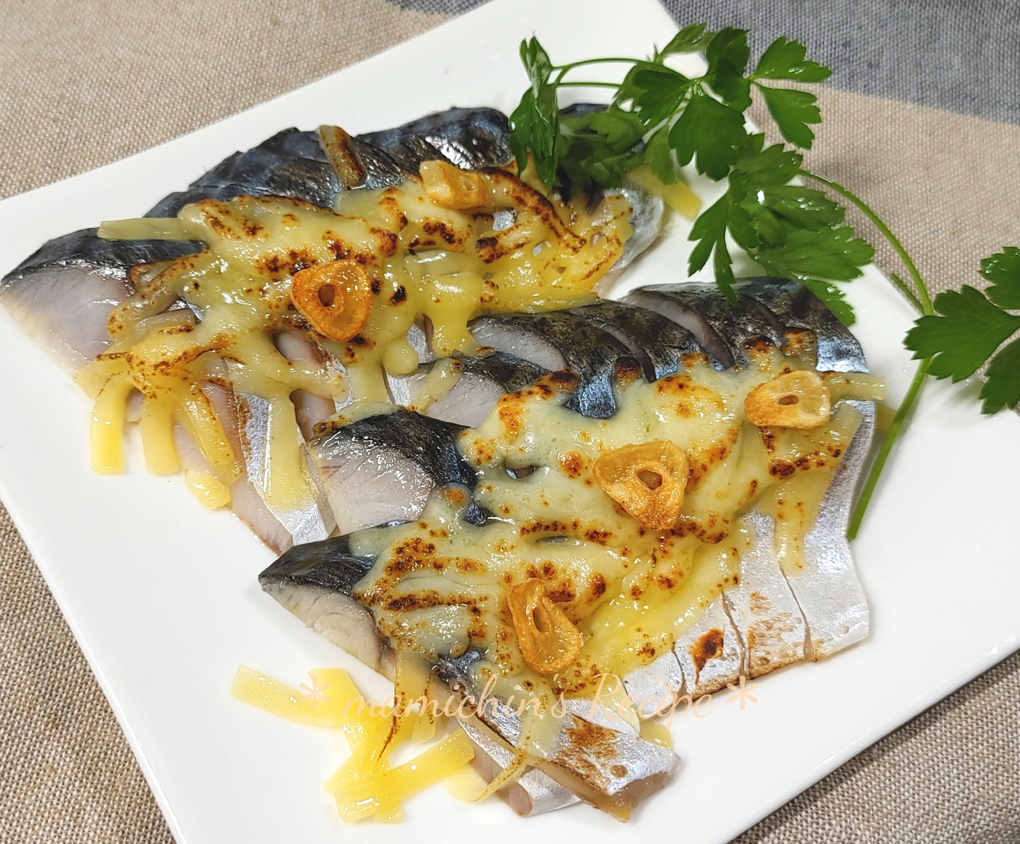 〆鯖の炙りチーズ ＊＊＊  ガーリックチップ添え