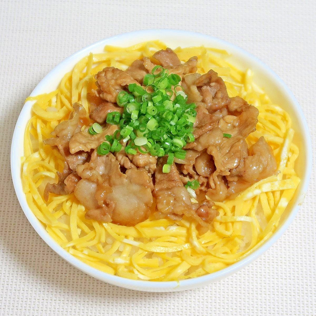 錦糸卵と豚肉の炒め物、小口ねぎがのった丼