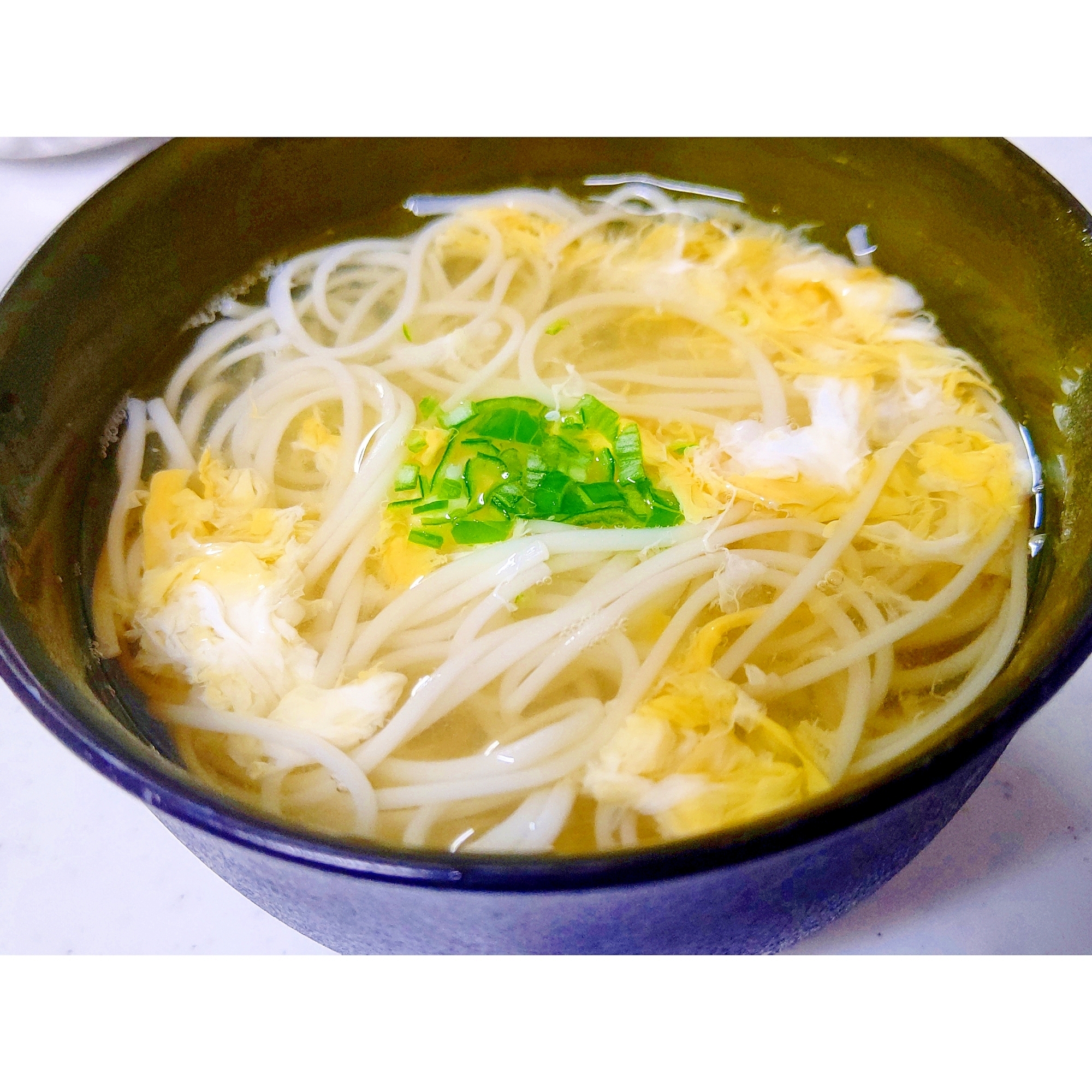 陶器の丼に入った白だし卵とじにゅうめん