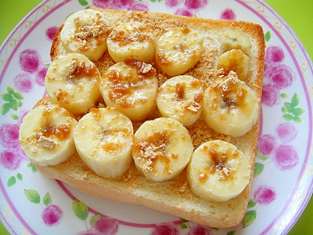 花柄の皿にのっているバナナと黒糖のきな粉トースト