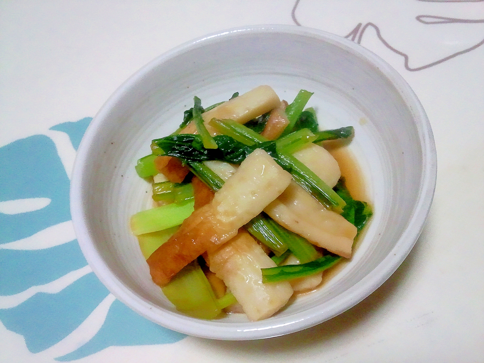 小松菜のこっくり旨煮が白い器に盛られている