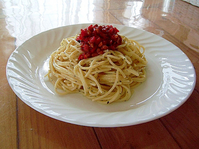 白い皿に盛られた納豆と福神漬けのパスタ