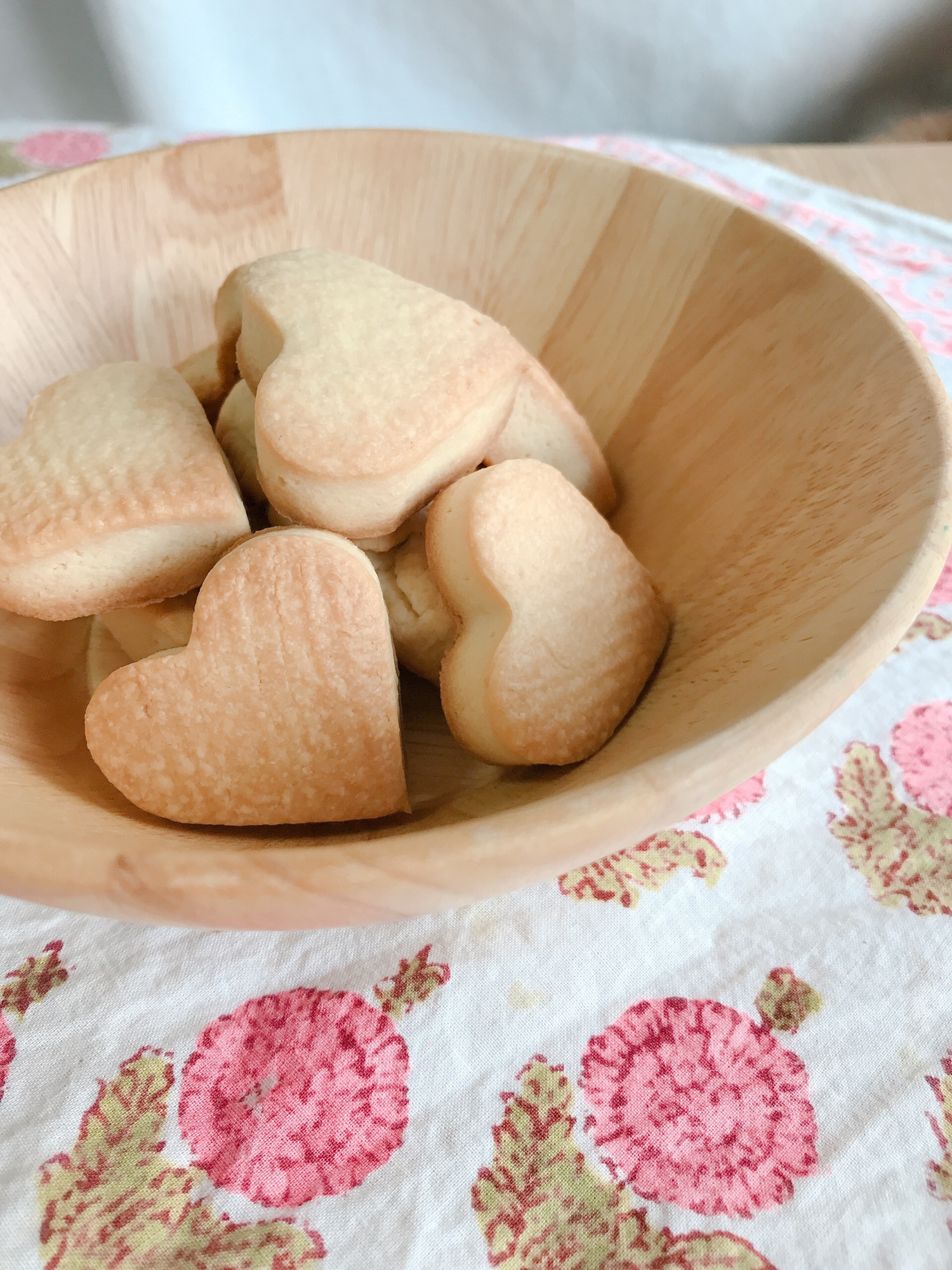 木製の器に盛られたハート形のクリームチーズクッキー