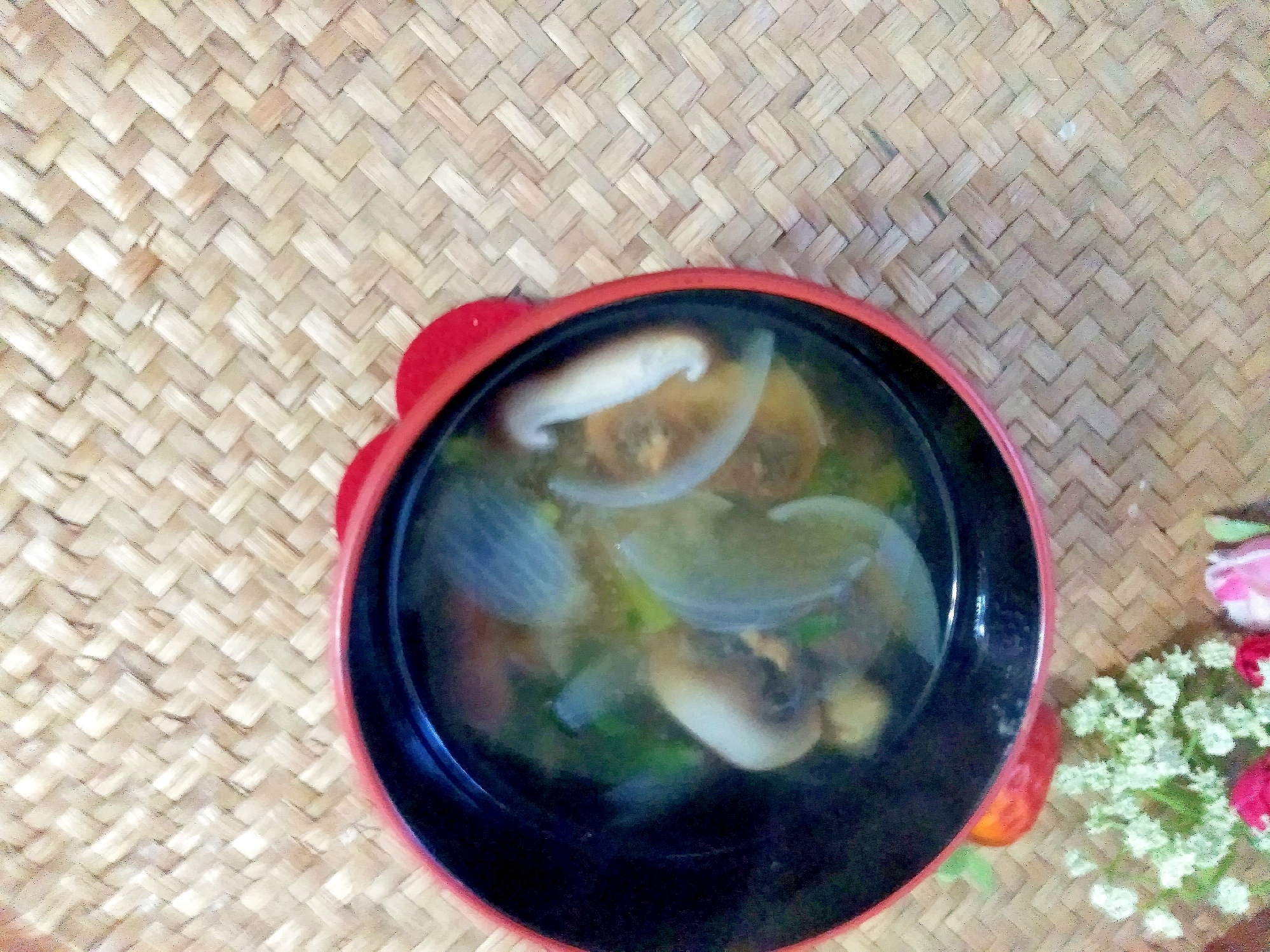 母の日に茸と新玉ねぎの味噌汁