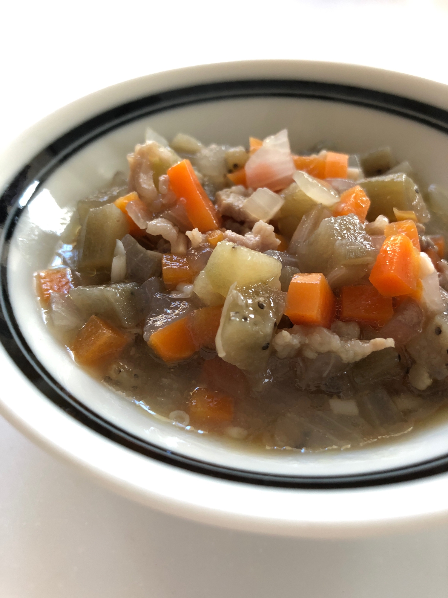 白地にふちに黒い線が入った器に、野菜と牛肉のすき煮が盛り付けられている