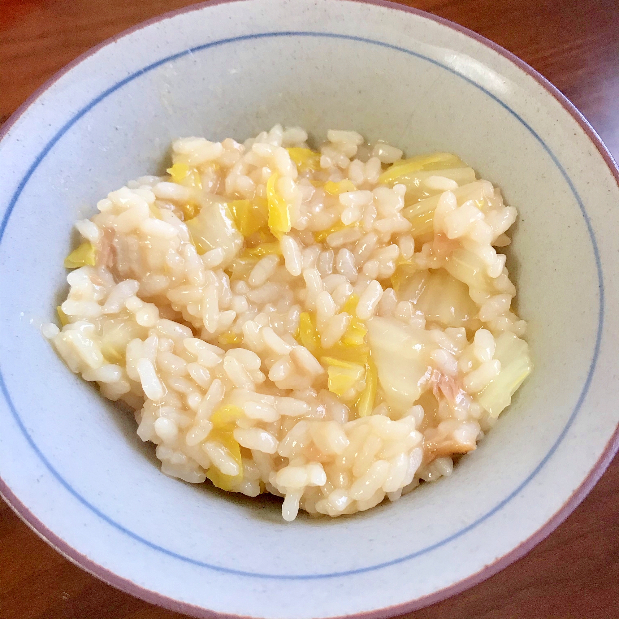 茶碗に盛り付けたツナ缶と白菜の雑炊