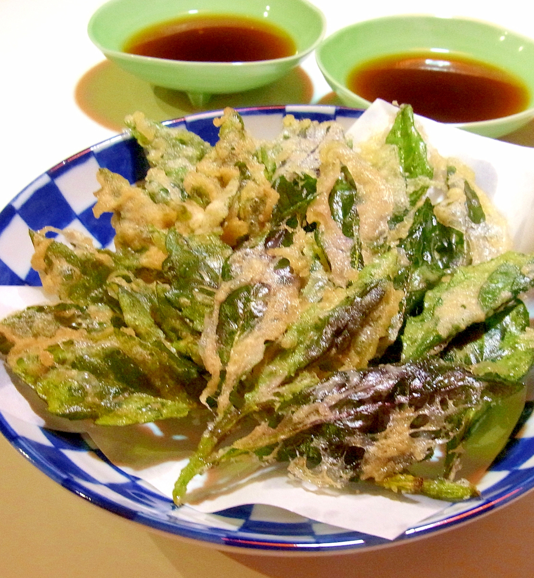 お皿に盛りつけた水前寺菜の天ぷらとつゆ皿