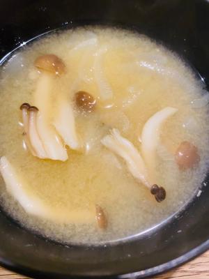 玉ねぎとぶなしめじのお味噌汁 レシピ 作り方 By Kimuキッチン O 楽天レシピ