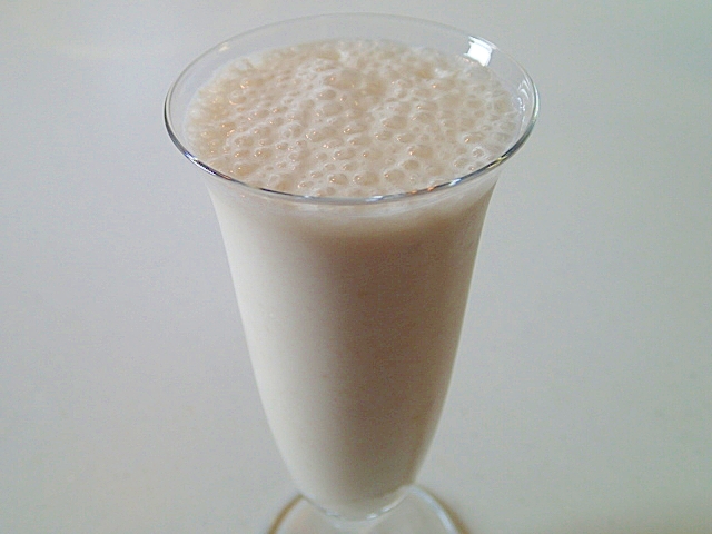 グラスに注がれたバナナ酢の牛乳割りジュース