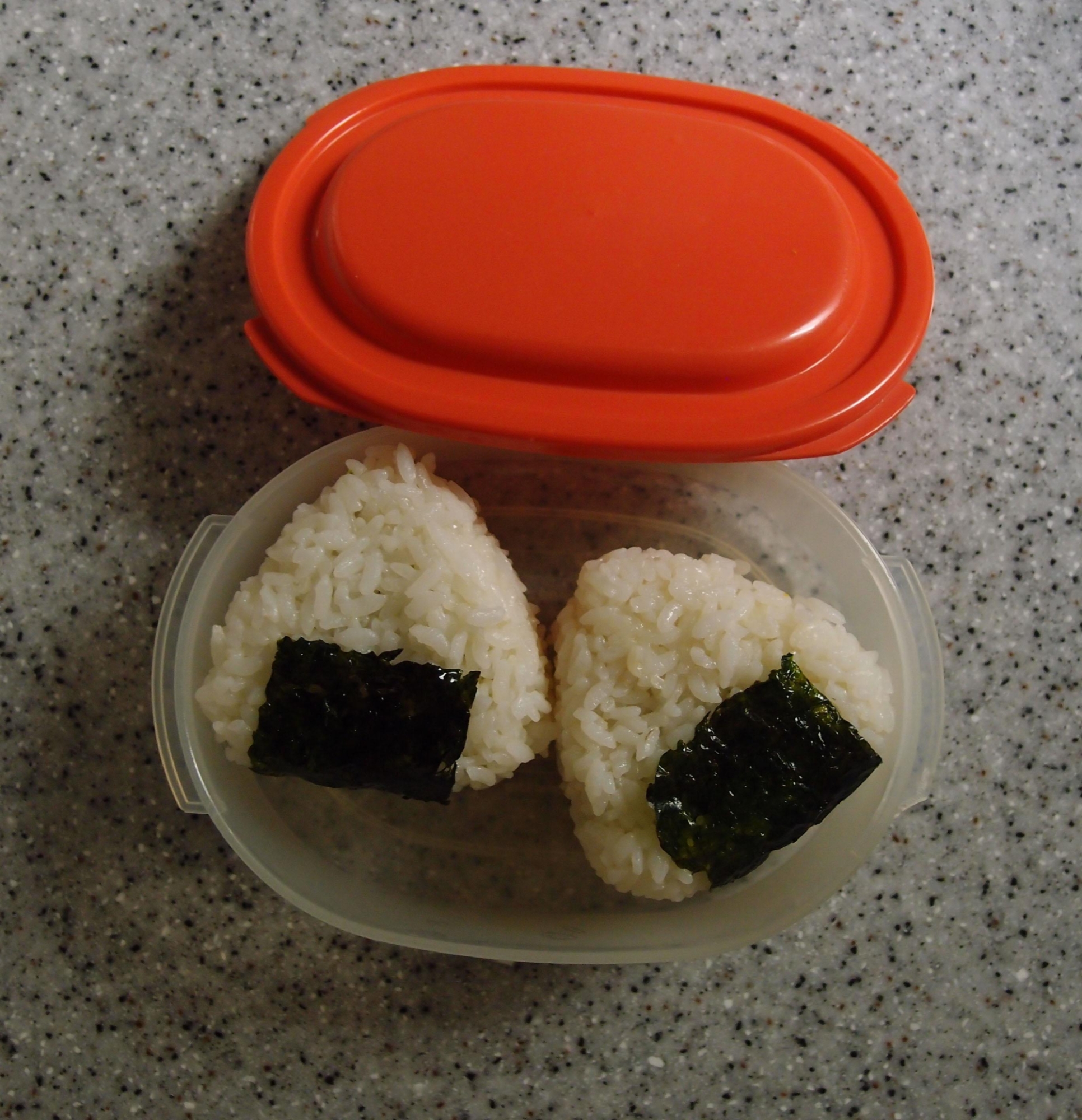 鮭ほぐしわさび醤油のおにぎり弁当