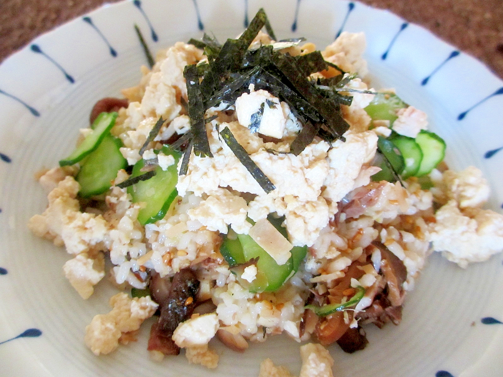 平皿に盛り付けた豆腐そぼろとサンマの混ぜご飯