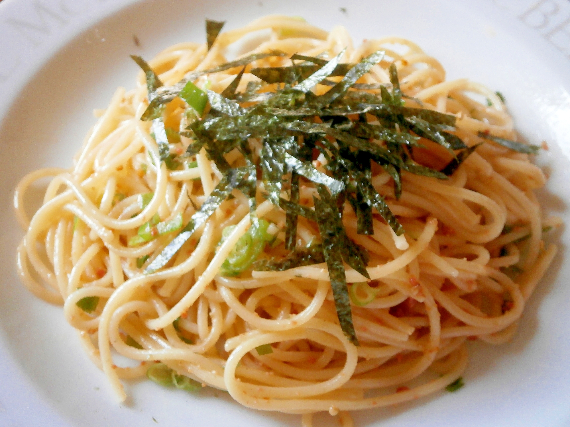 刻み海苔がのった梅と明太子のパスタ