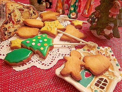 カラフルな皿の上にのった大豆粉クリスマスロリポップクッキー