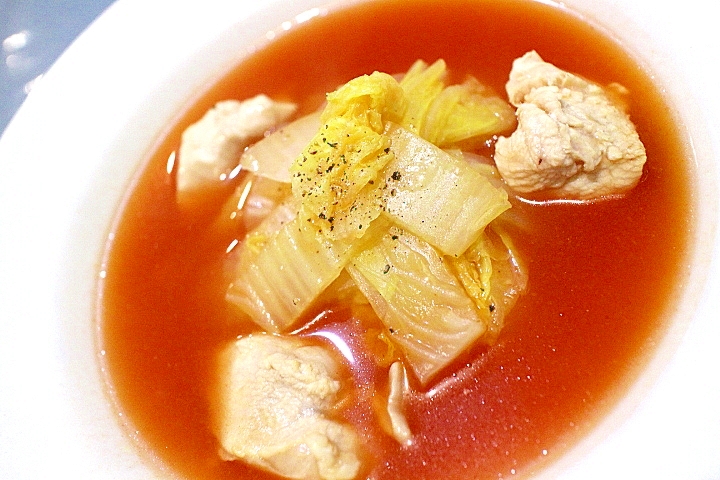 白い皿に盛られた白菜と鶏むね肉のトマトスープ