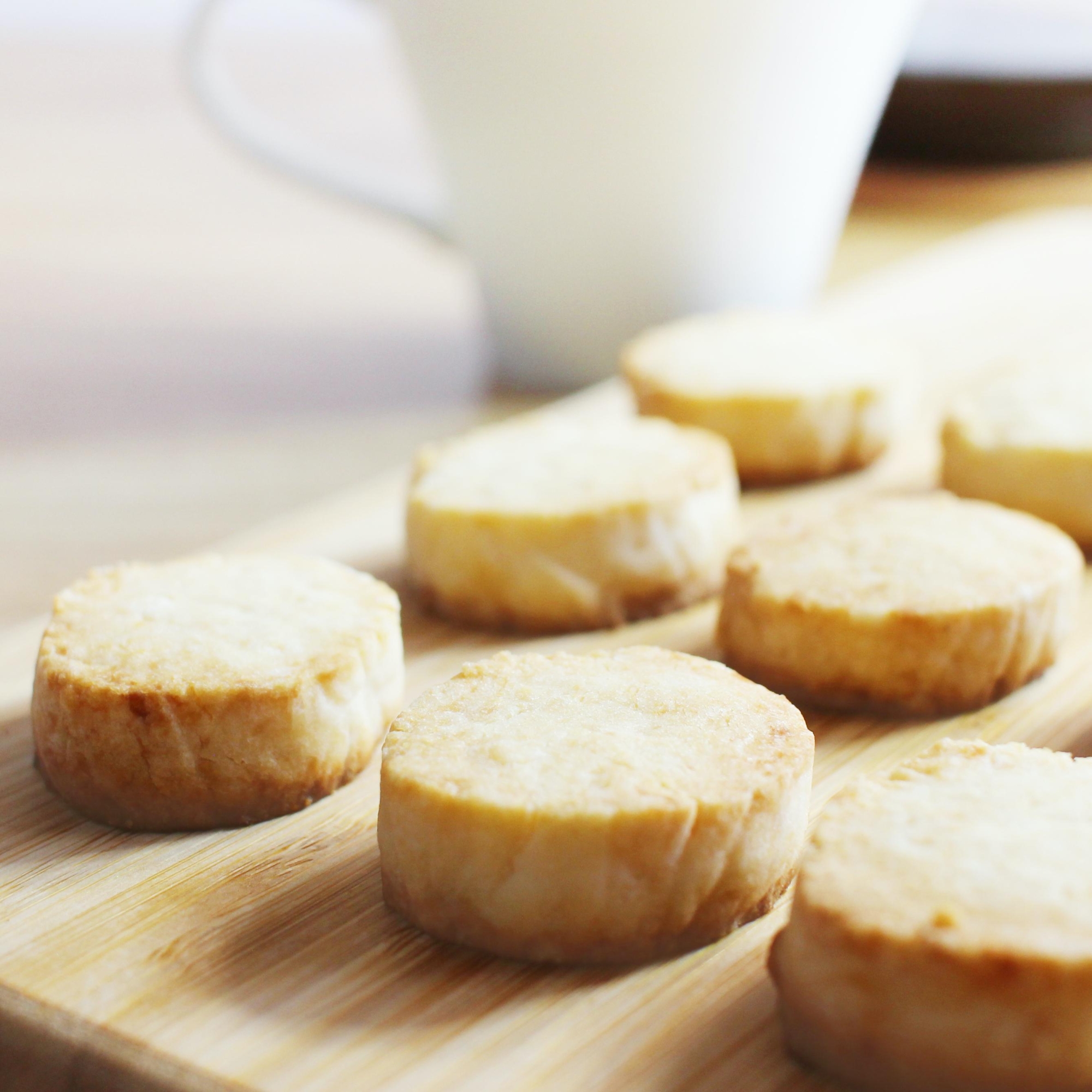 木製のカッティングボードに並んだレモンの米粉クッキー
