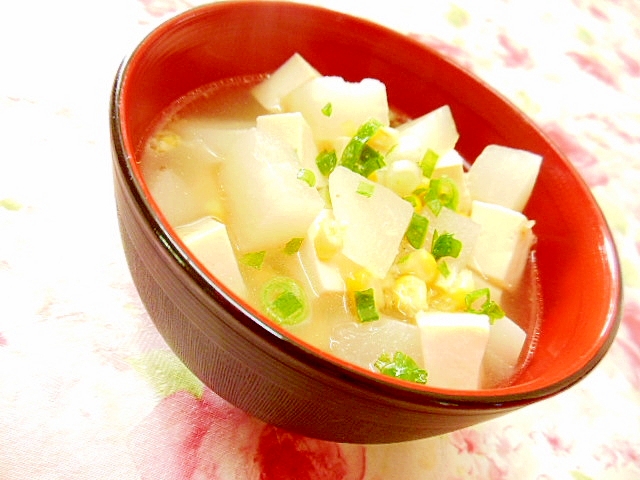 赤いお椀に盛りつけられたかぶと豆腐、コーン入りの中華風スープ