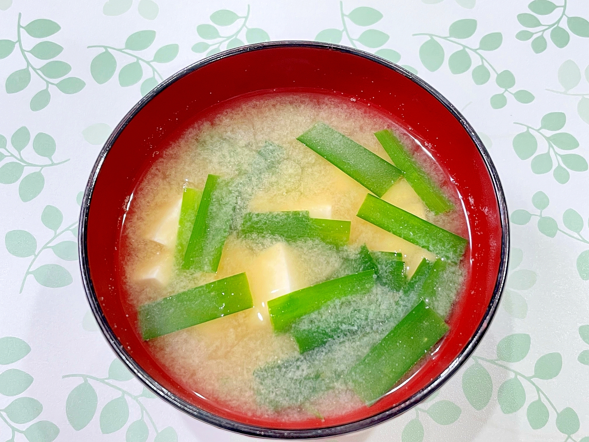 お椀に盛られたニラと豆腐の味噌汁