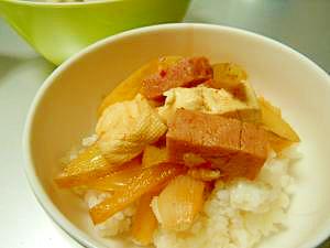 白い器に盛り付けられた豆腐丼