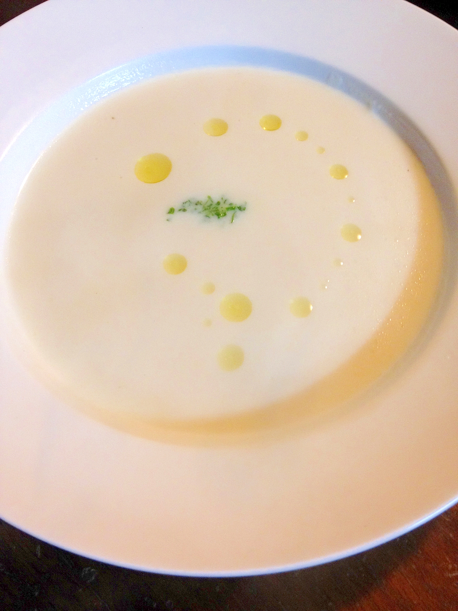 白いスープ皿に盛られた、かぶのミルクスープ