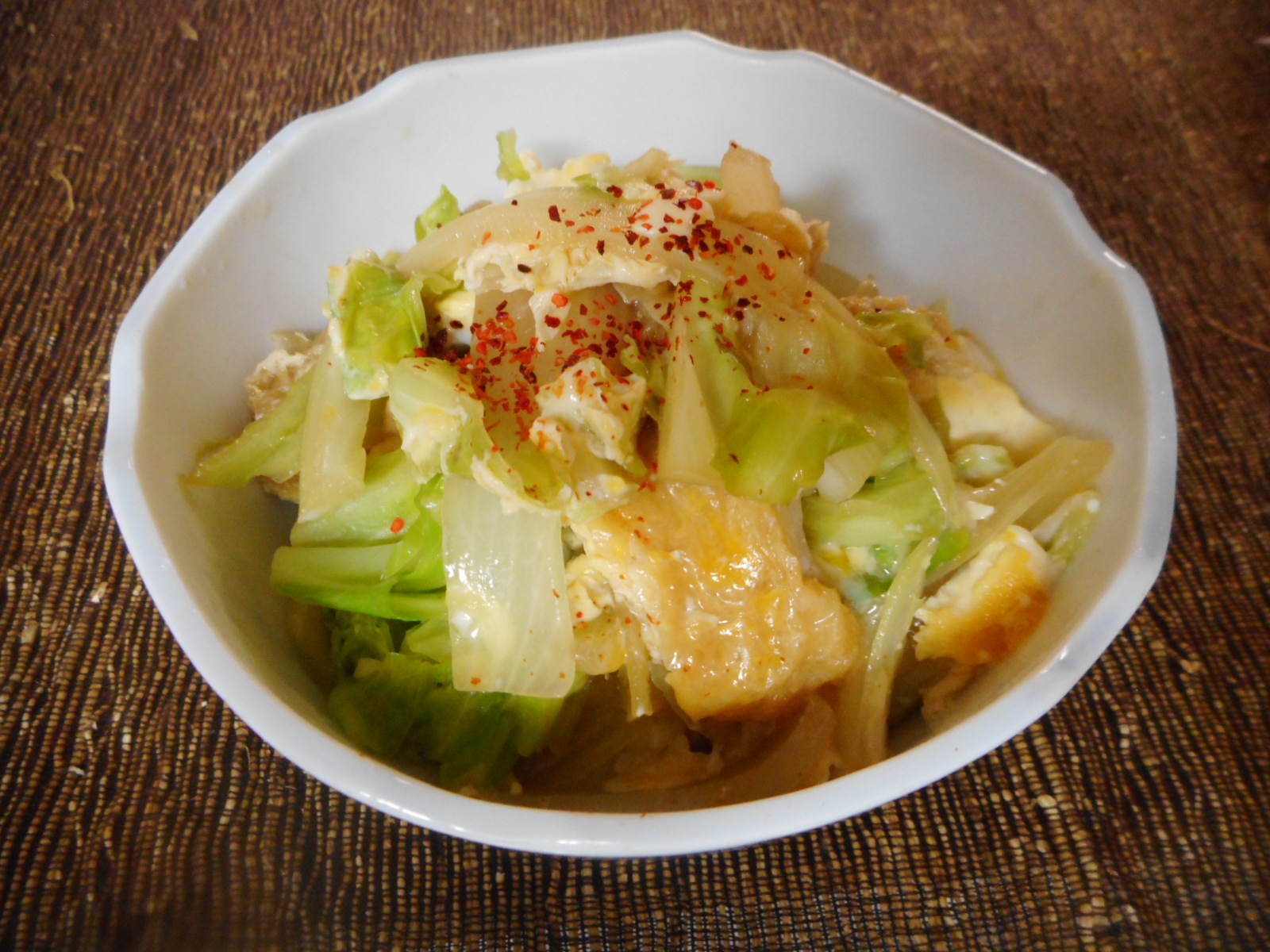 10. ご飯とよく合う！「キャベツと油揚げの卵とじ丼」