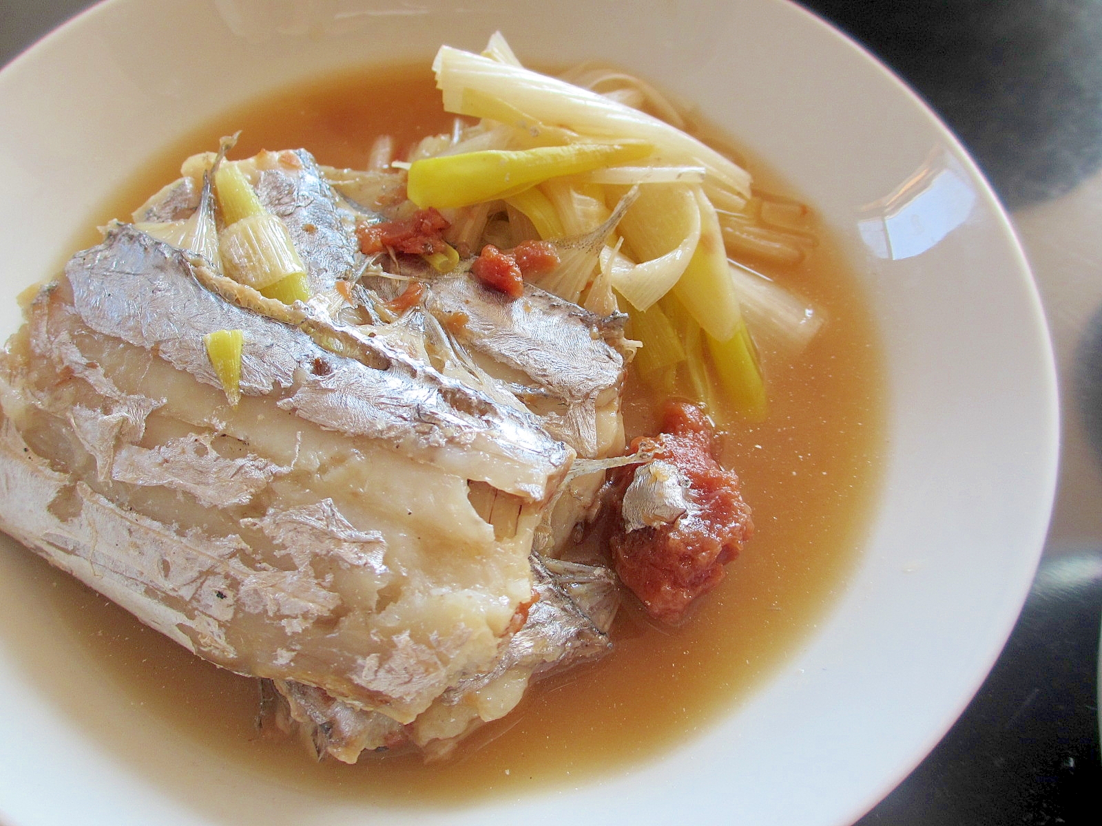 白い器に盛った太刀魚とネギの梅煮
