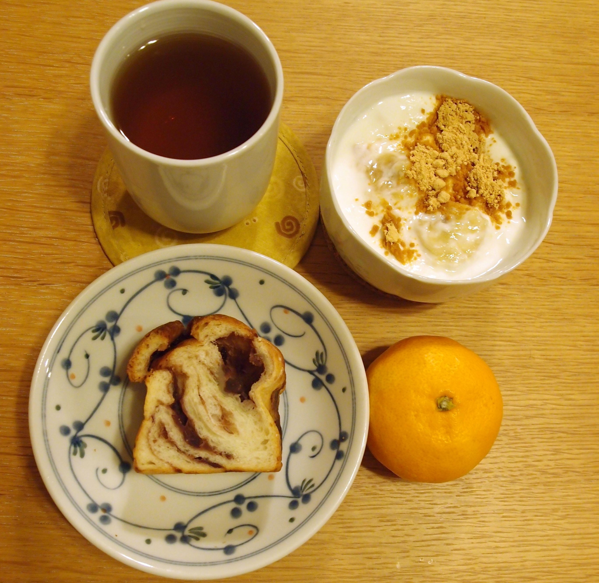 餡入り食パンとみかんとヨーグルトと焙じ茶の朝食