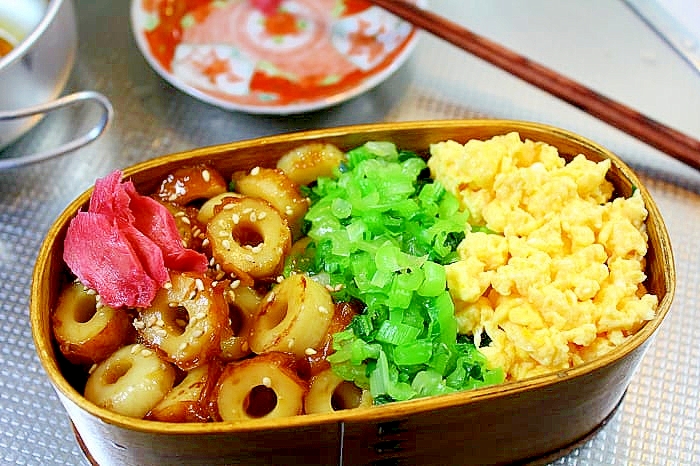 ちくわの甘辛炒めと小松菜と炒り卵と紅しょうがの三食丼が入った木の弁当箱