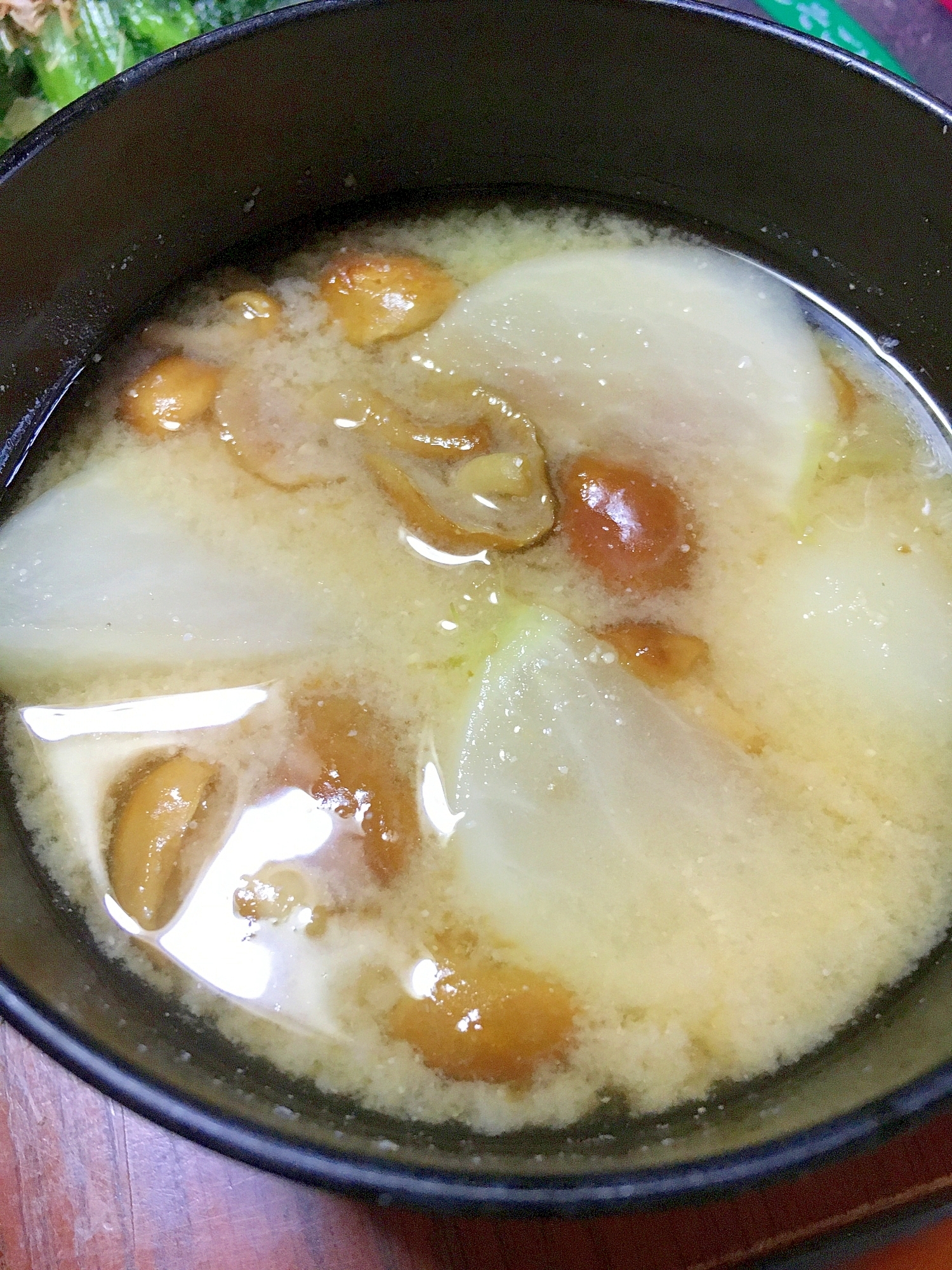 カブとなめこの味噌汁
