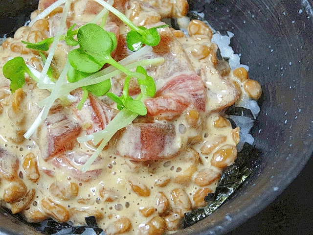 黒い器に盛られたまぐろマヨ納豆丼