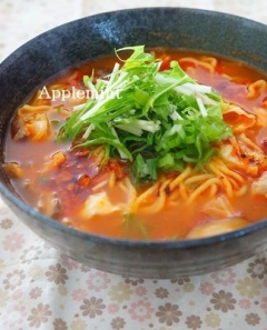 トマト風味の酸辣湯(サンラータン)麺