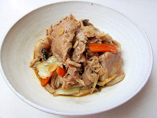 白い和皿に盛り付けた肉と野菜のスタミナ蒸し焼き
