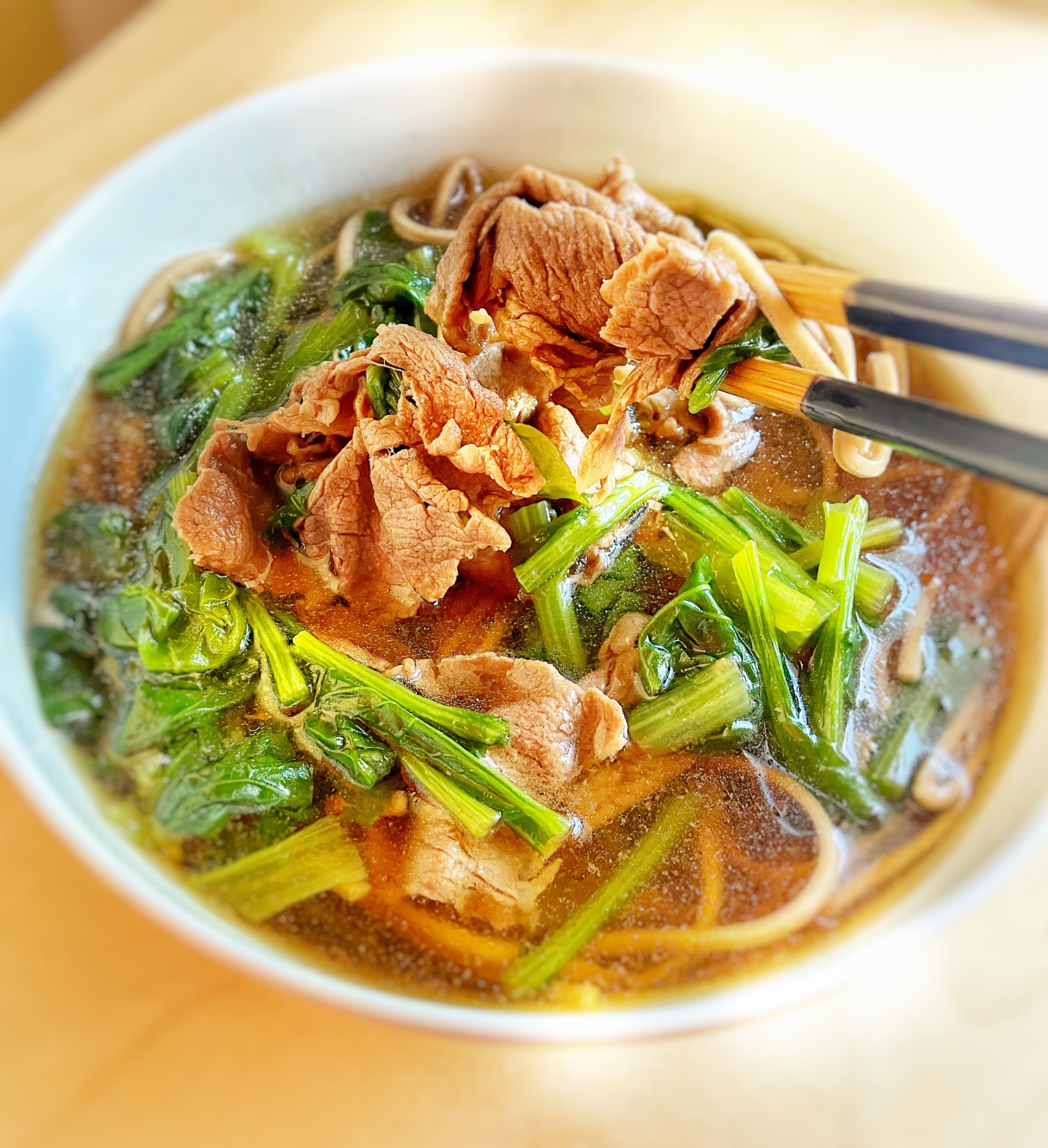 丼に盛り付けられた牛肉と小松菜のあったかそば