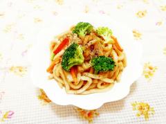 ウスター風味♪ブロッコリーと丸天の焼きうどん